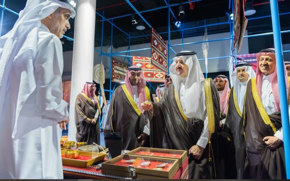 بالصور.. أمير المنطقة الشرقية يفتتح “معرض الشرقية للحرف اليدوية”