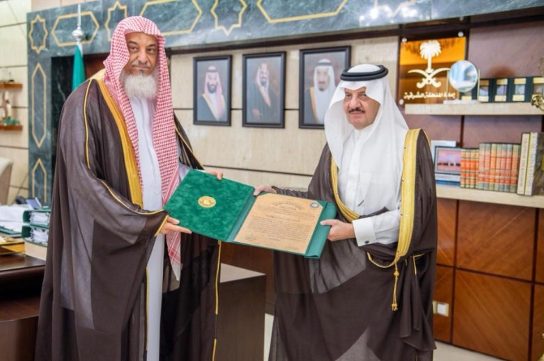 أمير الشرقية يستقبل “المغلوث” لحصوله على جائزة الملك فيصل العالمية في خدمة الإسلام