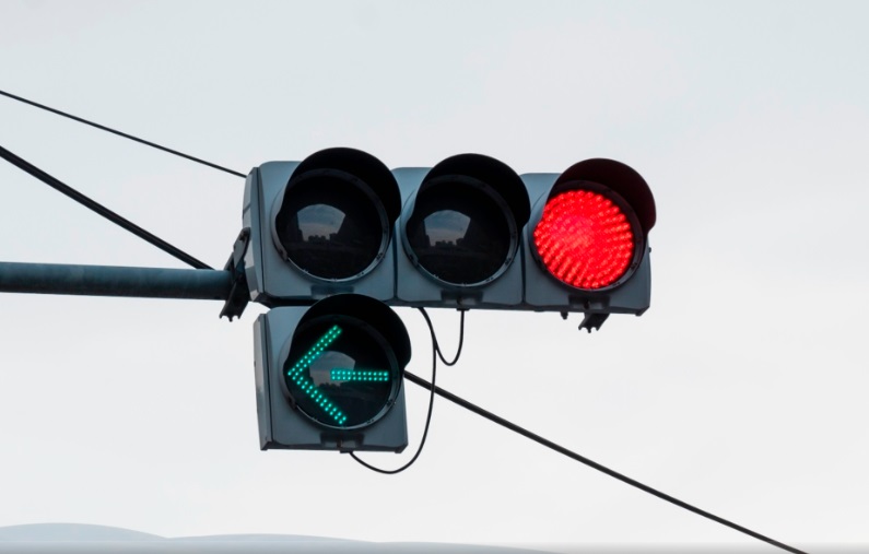 المرور يوضح: تجنب هذه التصرفات عند الإشارات الضوئية