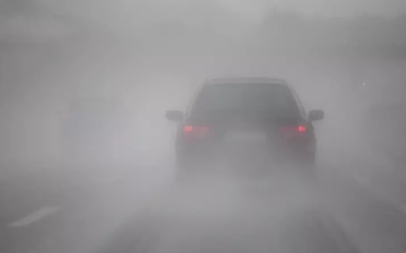 6 نصائح مهمة للقيادة بشكل آمن أثناء الضباب لتجنب وقوع الحوادث