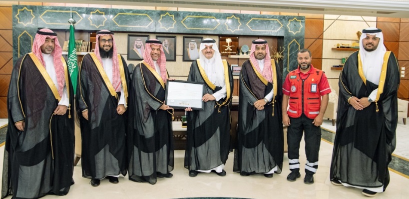 أمير الشرقية يستقبل رئيس هيئة الهلال الأحمر السعودي.. ويتسلّم شهادة امتثال الإمارة لمشروع “معاذ”