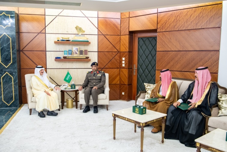 أمير الشرقية يكرم مُواطِنِينَ لإخمادهما حريقًا في محل تجاري بالجبيل