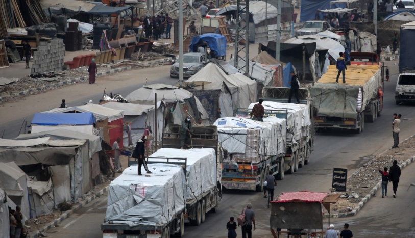 بدء دخول شاحنات المساعدات إلى غزة وسط استعدادات لتبادل الأسرى