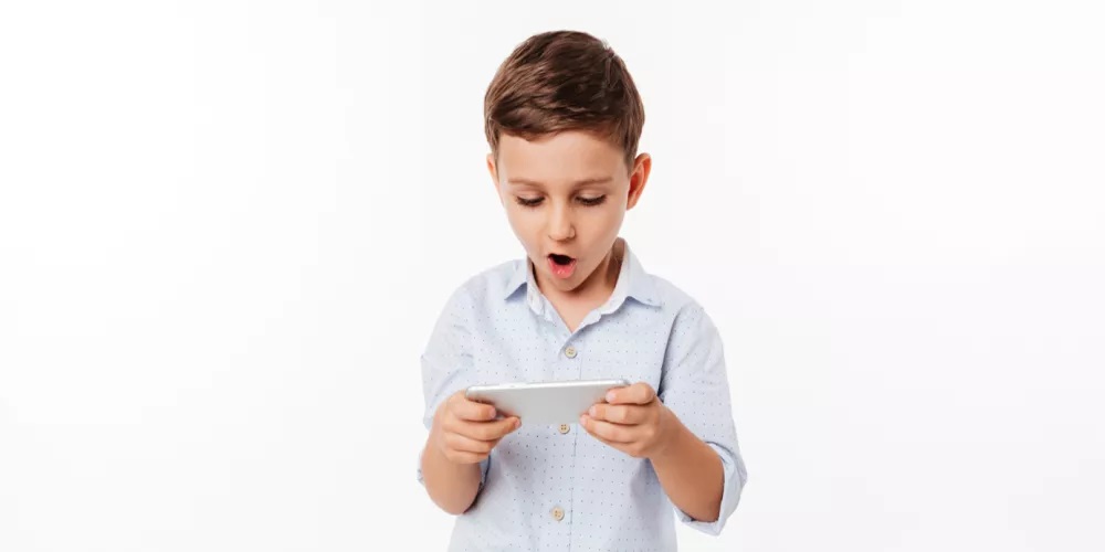 الخضيري: “لا تتركوا أطفالكم للأجهزة.. تأخر النطق يبدأ من العزلة”