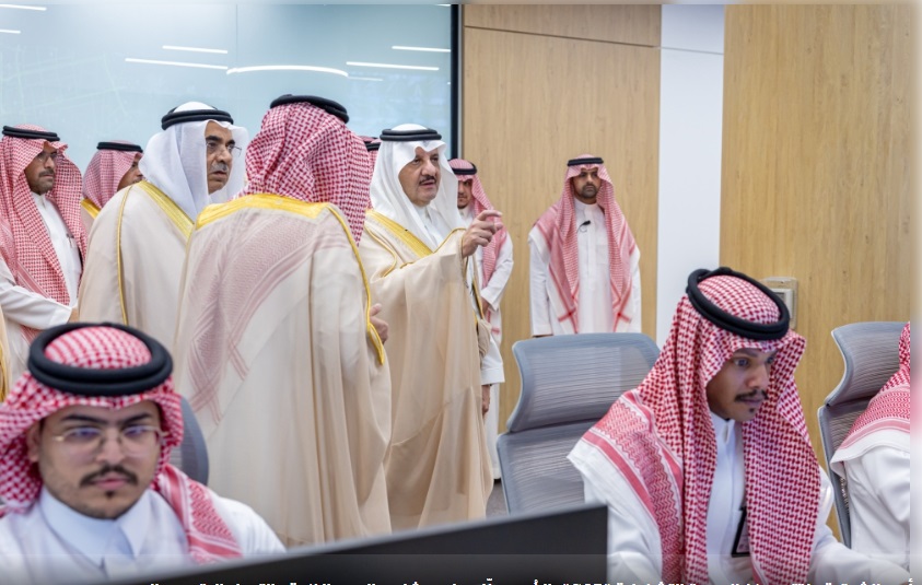 برؤية مستقبلية.. أمير الشرقية يدشّن مركز الصورة التشغيلية (COP) ويطّلع على مبادرات المدن الذكية