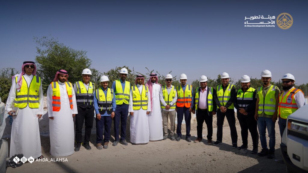 وفد من هيئة تطوير الأحساء يزور مشروع محطة ضخ المياه المجددة بالغويبة