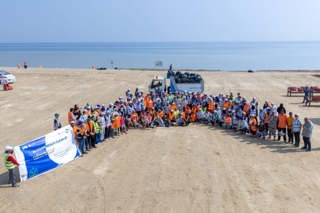 أمانة الأحساء تنظّم حملة لتنظيف شاطئ العقير بمشاركة 200 متطوع لتعزيز القيم البيئية