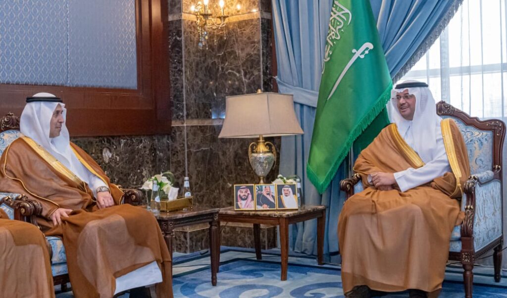 سمو محافظ الأحساء يستقبل رئيس غرفة الأحساء ويتسلّم التقرير الختامي لمعرض اللومي الحساوي 2025م
