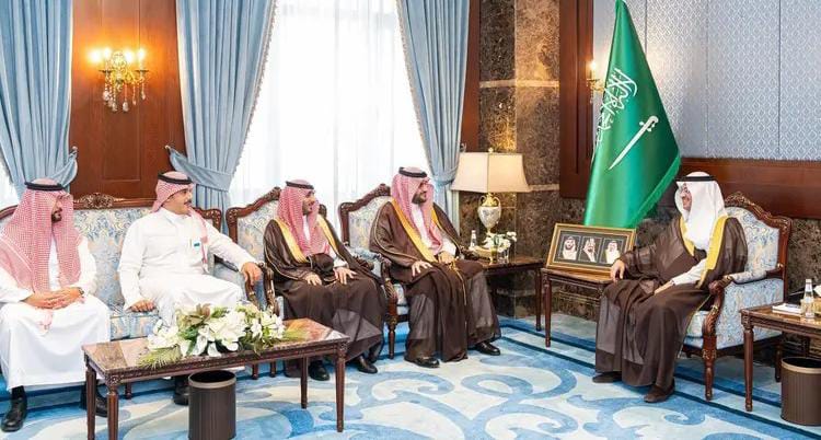الأمير سعود بن طلال يستقبل مدير فروع البنك العربي بالأحساء