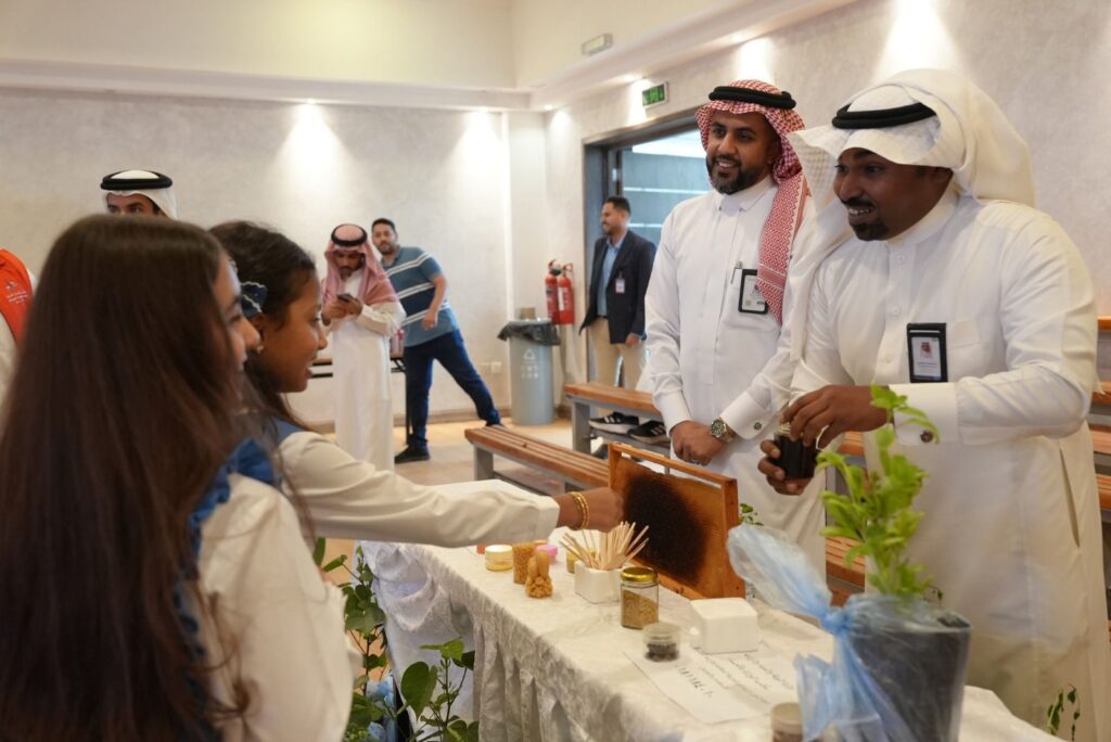 بيئة الأحساء تشارك في ركن تعريفي بمدارس الأنجال