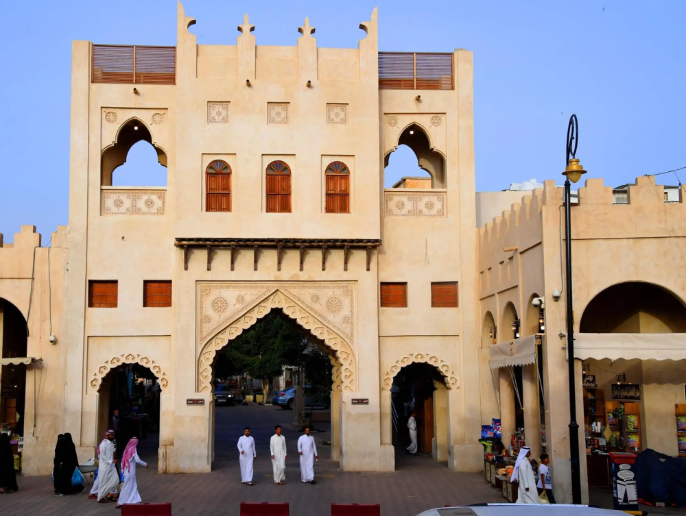 بحث تطوير مداخل الأحساء ومشاريع جودة الحياة في لقاء أمين الأحساء مع جمعية إنماء