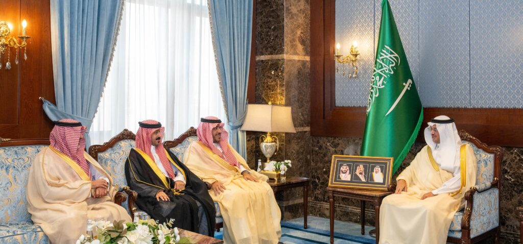 محافظ الأحساء يستقبل مدير عام فرع التجارة بالشرقية.. ويحث على تعزيز الرقابة وتحسين الخدمات