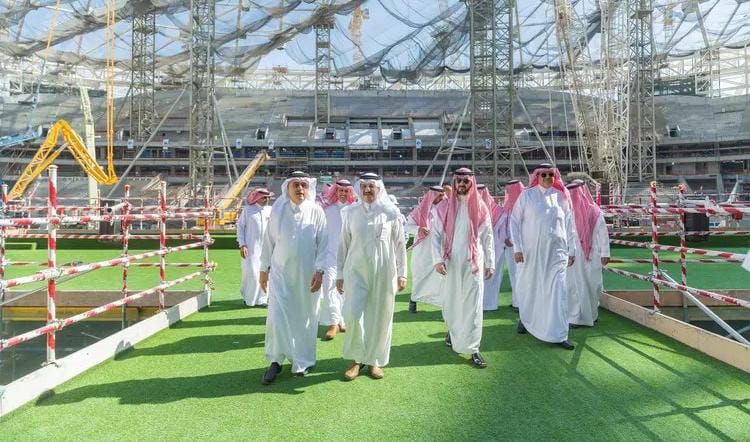 أمير المنطقة الشرقية يزور ملعب أرامكو ويطّلع على سير العمل في المشروع