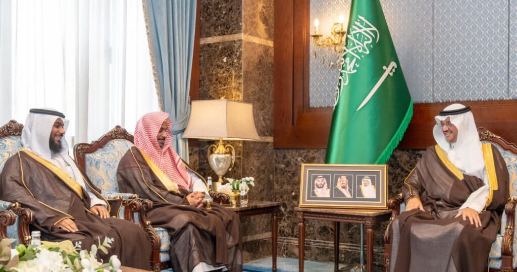  محافظ الأحساء يستقبل مدير فرع هيئة الأمر بالمعروف بالشرقية ويطّلع على التقرير السنوي للهيئة