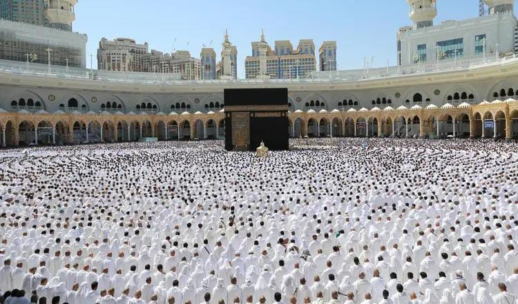 خطيب المسجد الحرام: إيذاء الناس من أقبح الأخلاق وعلى المسلم تجنّبه