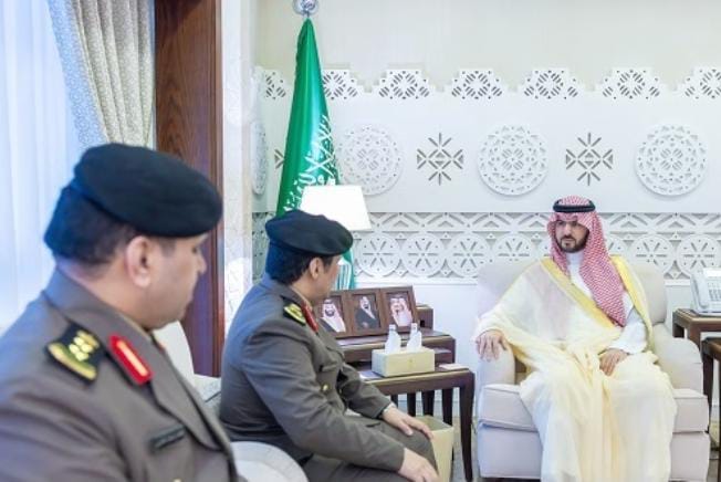 نائب أمير الشرقية يستقبل مدير الدوريات الأمنية بالمنطقة