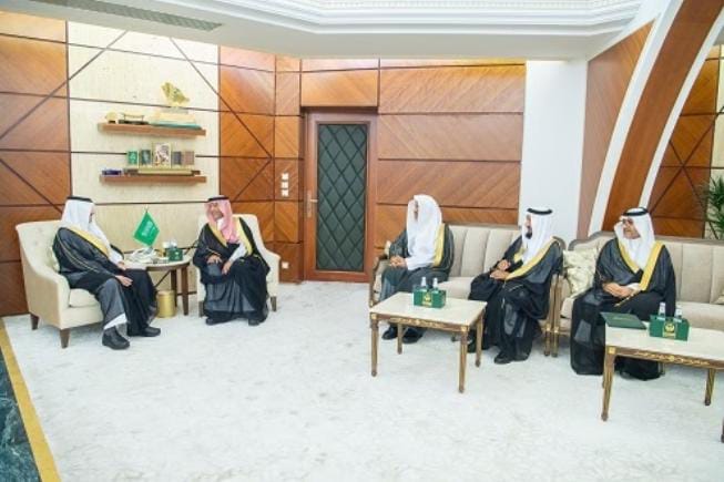 أمير المنطقة الشرقية يستقبل رئيس مجلس إدارة جمعية الذوق العام