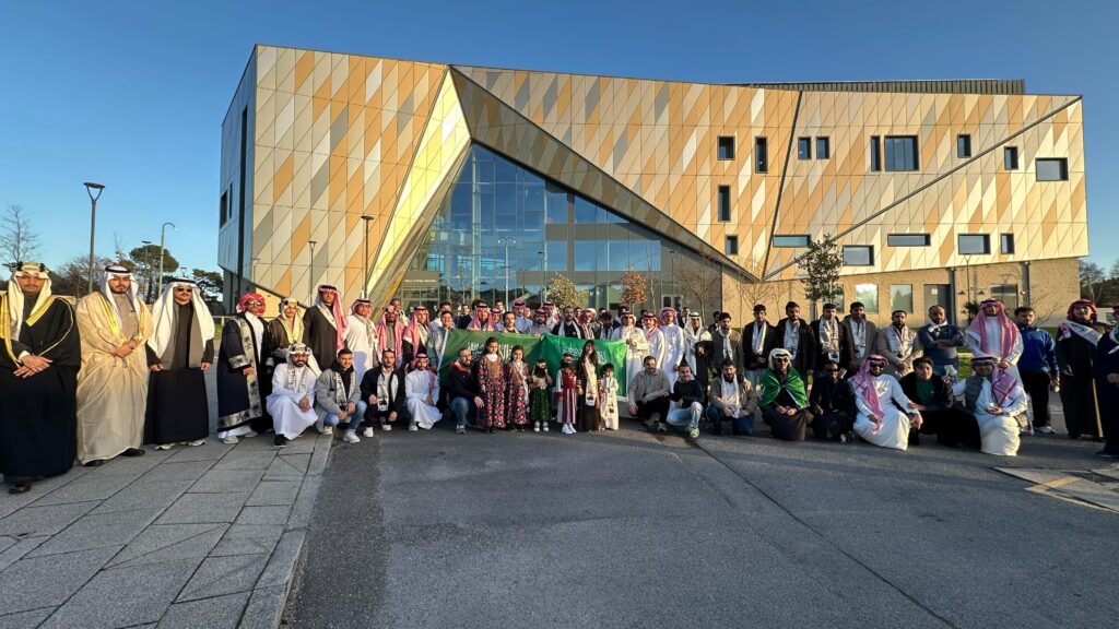 في ختام الدورة الـ44.. النادي السعودي في بورنموث.. عامٌ من الإنجاز وصناعة الأثر