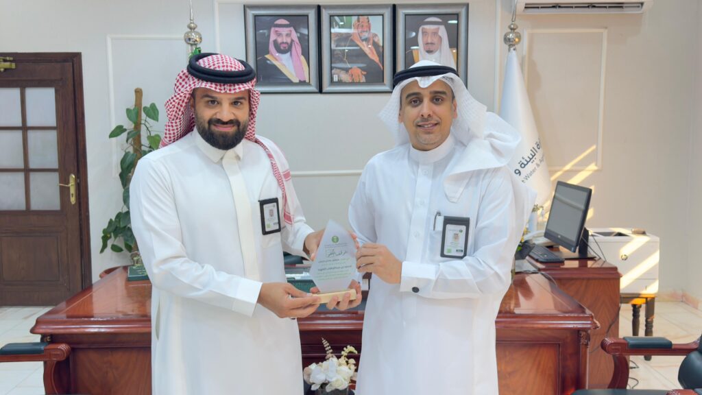 مدير مكتب البيئة بالأحساء يكرّم المهندس محمد الفهيد لحصوله على لقب “الموظف الكفو”