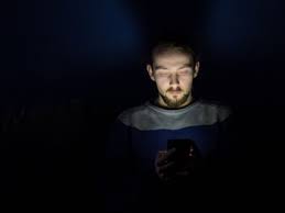 كم ساعة أمام الشاشة آمنة يوميًا؟.. أخصائي عيون يوضح