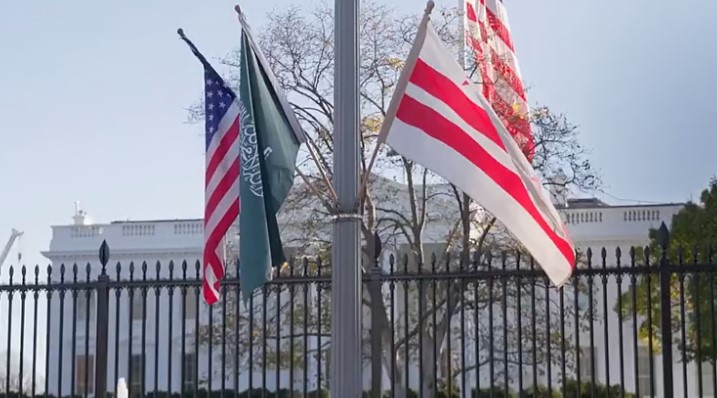 شاهد بالفيديو.. الأعلام السعودية تزين ساحة البيت الأبيض استعداداً لاستقبال ولي العهد