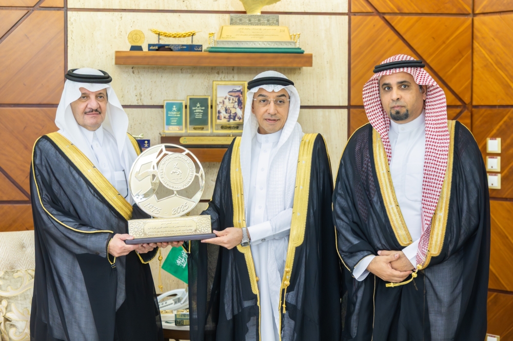 أمير المنطقة الشرقية يستقبل رئيس الاتحاد العربي لكرة اليد