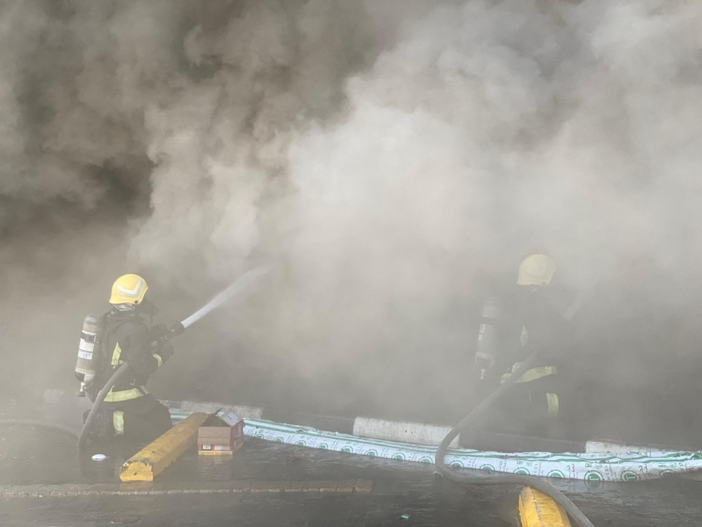 الدفاع المدني يسيطر على حريق في سوق الدمام