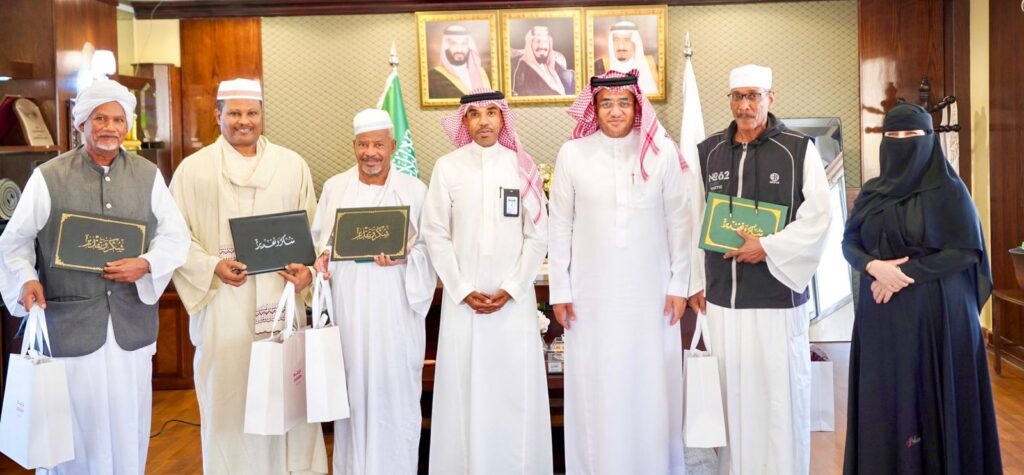 مدير التعليم يكرّم معلمين متعاقدين تقديرًا لعطاء 22 عامًا في مدارس هِجَر الربع الخالي