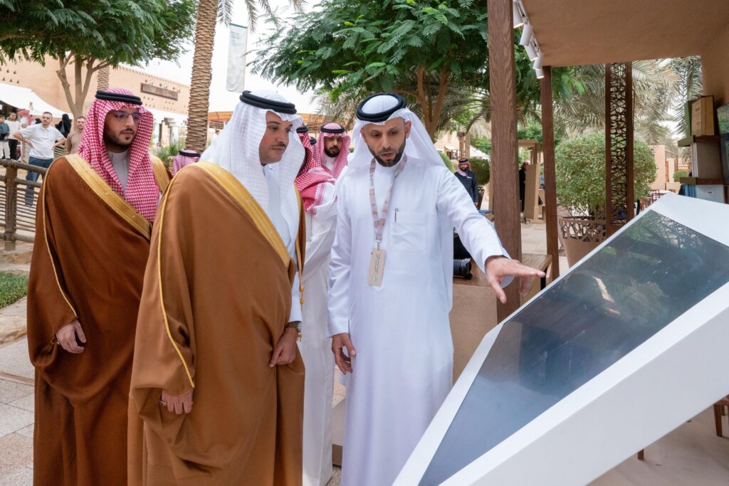 سمو الأمير سعود بن طلال يؤكد: الواحات مصانع للهوية وورش لصياغة الإنسان عبر آلاف السنين سمو الأمير سعود بن طلال يؤكد: الواحات مصانع للهوية وورش لصياغة الإنسان عبر آلاف السنين