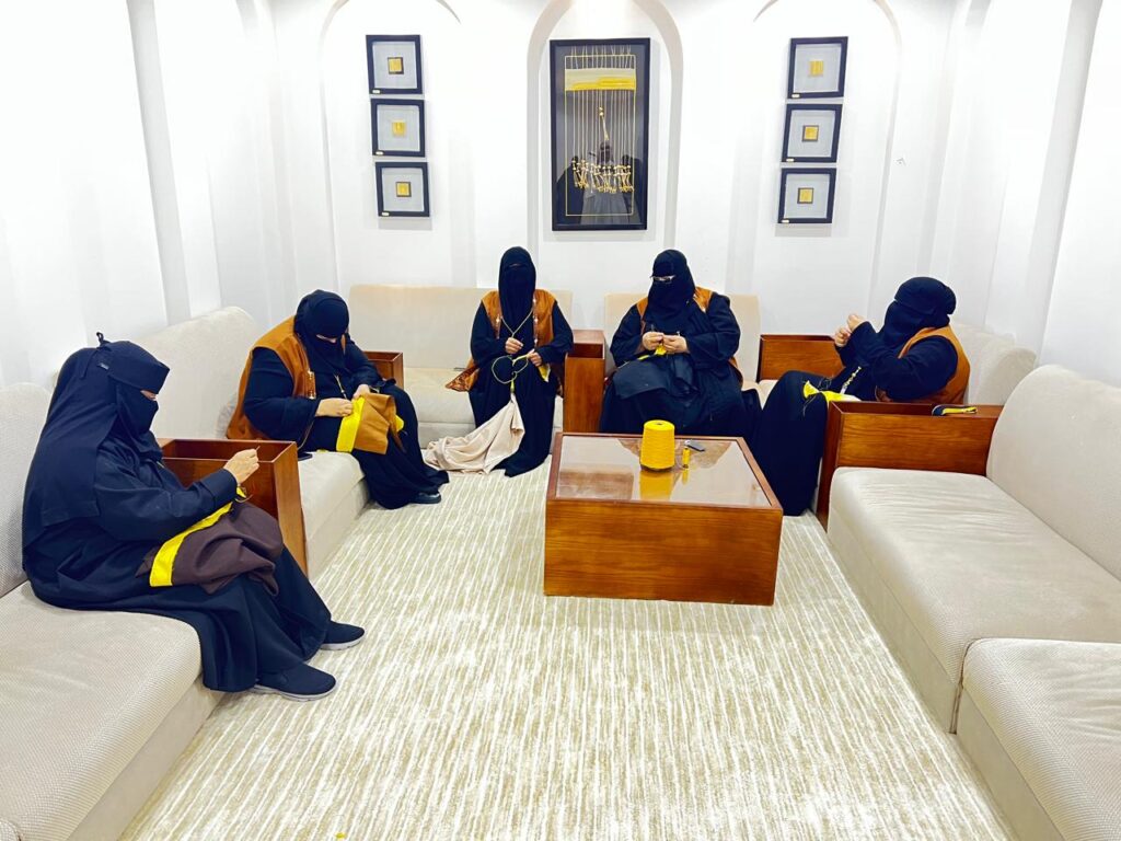 30 بشت يوميًا.. مصنع الماهود نقطة تحول في صناعة البشت الحساوي