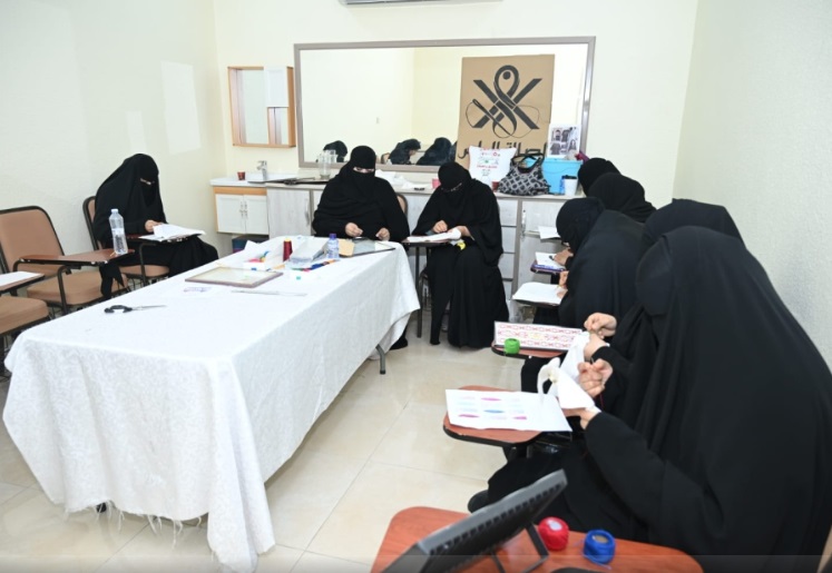 «روزنة الحرفيين».. برنامج يمكّن 60 شاباً وفتاة ويعيد إحياء التراث بصياغة عصرية في الأحساء