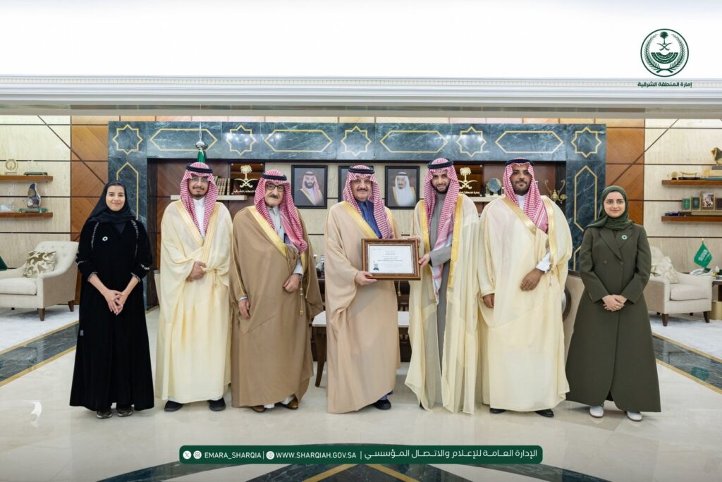 أمير الشرقية يكرّم مؤسسي «نت زيرو» لفوزهم بالمركز الأول في جوائز قمة شركات مجموعة العشرين