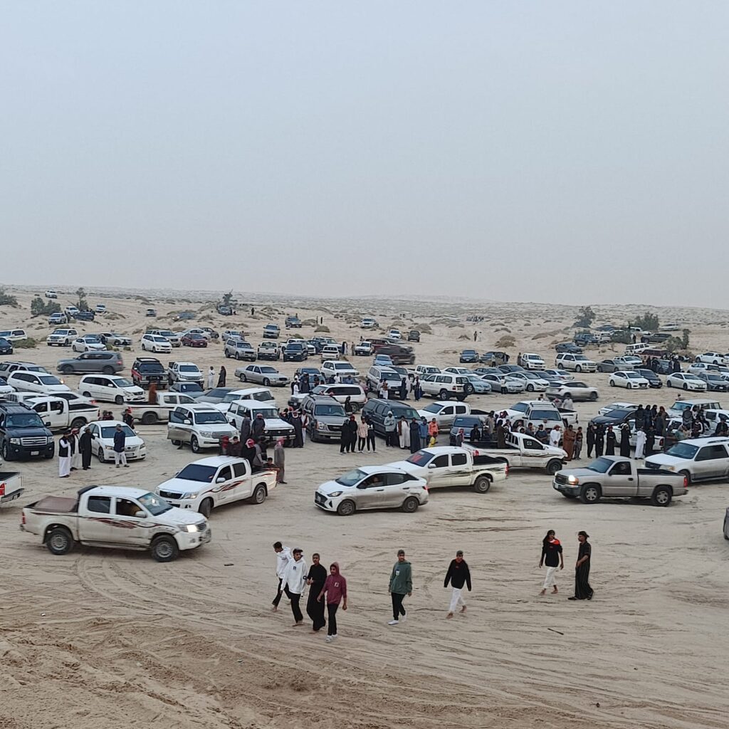 بالصور.. أمطار العيون تغري هواة التطعيس للخروج إلى الأماكن البرية