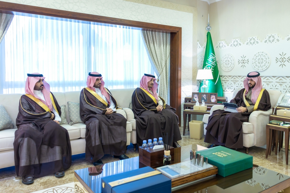 نائب أمير الشرقية يطلع على أنشطة مهرجان ربيع النعيرية في نسخته 24