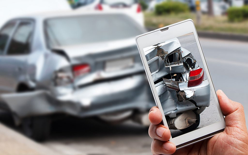 سنة سجن و500 ألف غرامة.. تجريم مصوري الحوادث المرورية