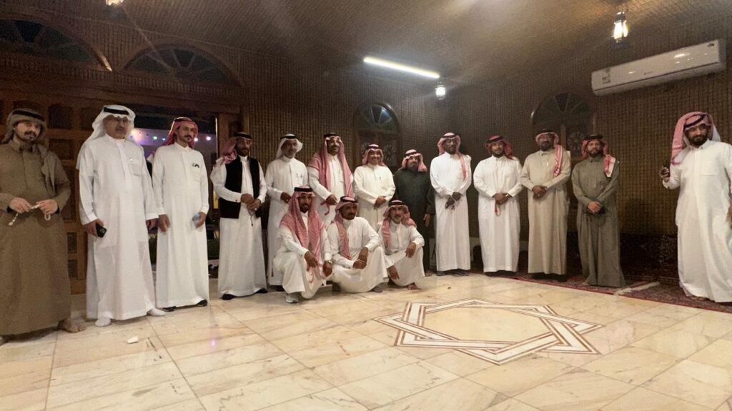 وهج القصيدة يملأ دار نورة الموسى… أمسية منتدى الأدب الشعبي تجمع 11 شاعرًا في ليلةٍ أحسائيةٍ مُتلألئة