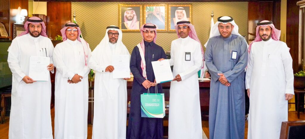 مدير تعليم الأحساء يكرّم عبدالعزيز العقيل لتحقيقه ثالث المملكة في التصوير بالمهارات الثقافية