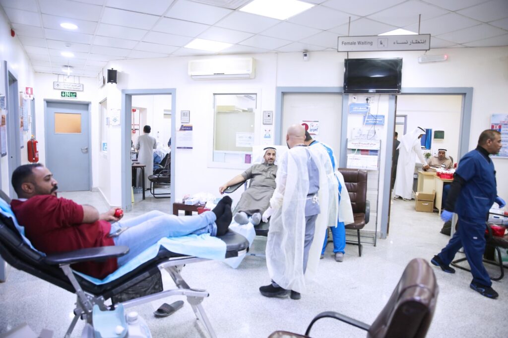 رغم برودة الطقس.. إقبال على حملة التبرع بالدم لجمعية البر بالأحساء في مركز المطيرفي