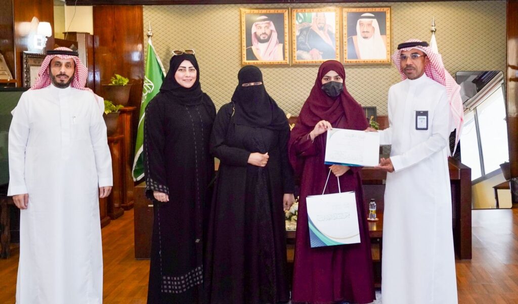 هبة البحراني تحصد المركز الثالث في “دوري المدارس للرياضات الإلكترونية”.. وتعليم الأحساء يُكرم تميزها