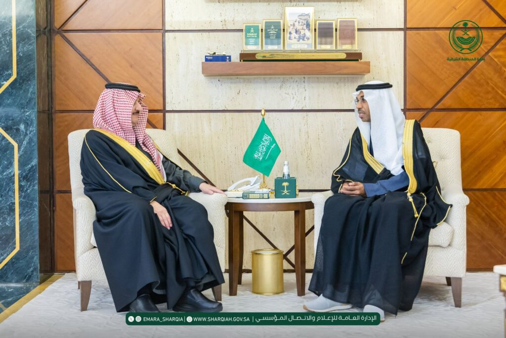 أمير الشرقية يستقبل مدير عام التعليم بمحافظة الأحساء