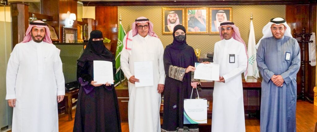 مدير تعليم الأحساء يكرّم الطالبات المتفوّقات وطنيًا في دوري المدارس للرياضات الإلكترونية