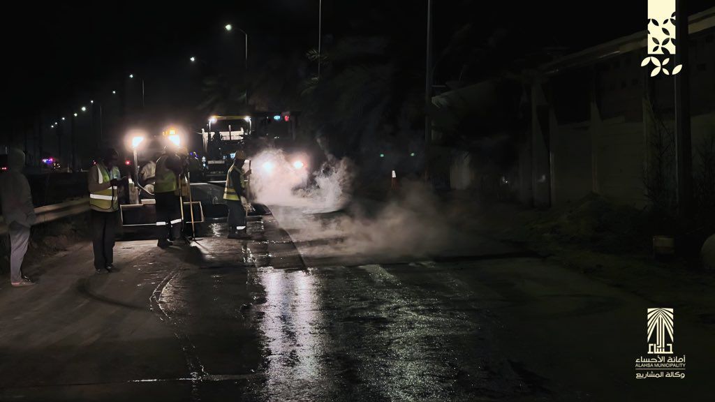 أمانة الأحساء تبدأ أعمال سفلتة شارع ابن سينا الرابط بين الجفر والمزاوي