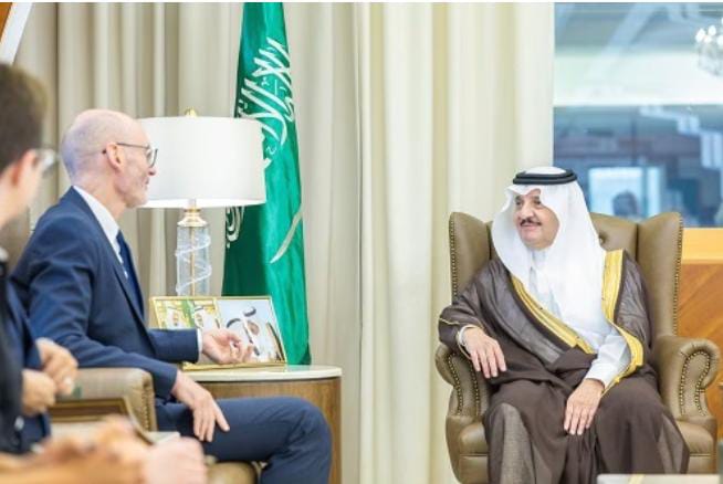 أمير المنطقة الشرقية يستقبل السفير البريطاني لدى المملكة