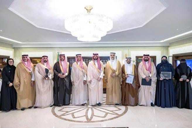 نائب أمير المنطقة الشرقية يطَّلع على الجوائز والاعتمادات العالمية لتجمع الشرقية الصحي