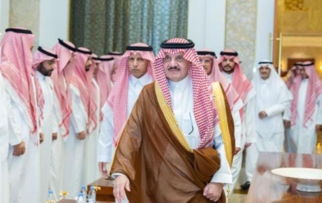 أمير المنطقة الشرقية يعزي سعد العتيبي في وفاة والده