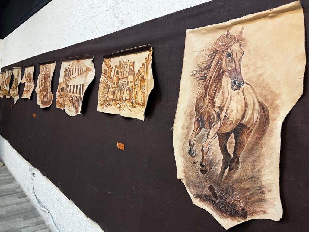 بالكاوية الحرارية وأصالة الجلود.. فنانات الأحساء يستعرضن تقنيات «النحت بالنار»