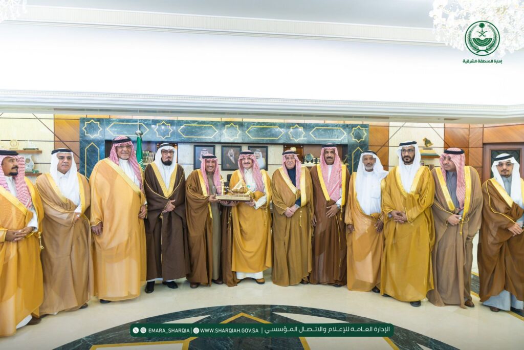  أمير الشرقية يستقبل وفدًا من أهالي رأس تنورة.. ويثمّن تدشين طريق “صفوى – رأس تنورة”