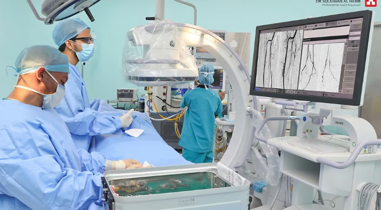 إنهاء معاناة سبعينية من تبعات جلطات دماغية حادة بتقنيات الأشعة التداخلية بالخبر