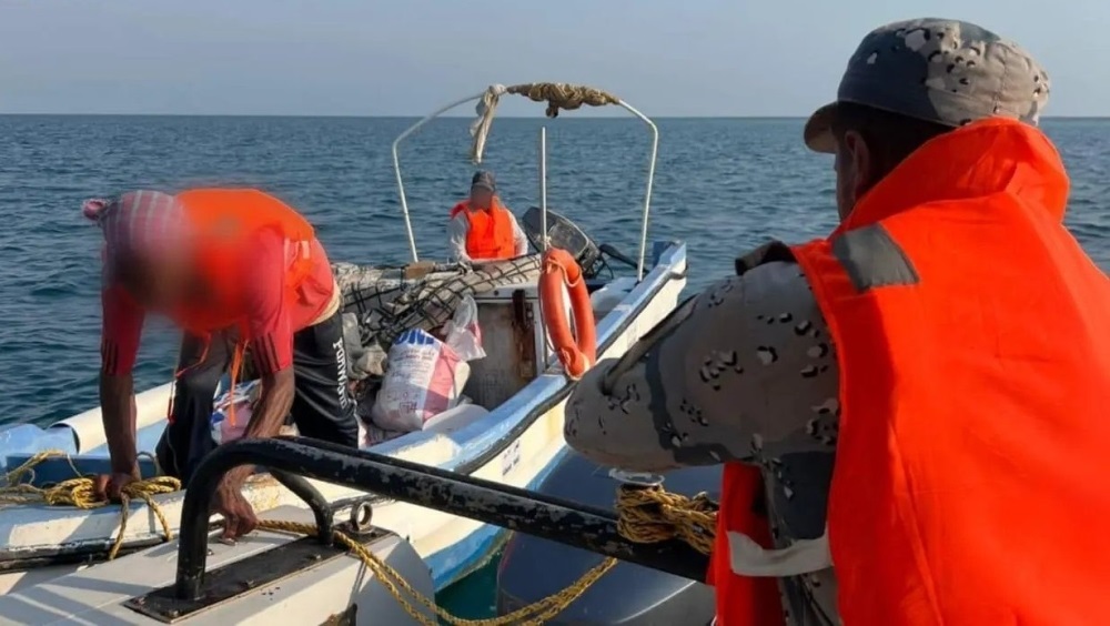 حرس الحدود بالشرقية ينقذ 4 خليجيين بعد تعطل واسطتهم البحرية