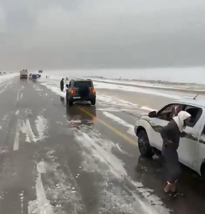 بالصور: أمطار غزيرة وثلوج تكسو محافظة الأحساء